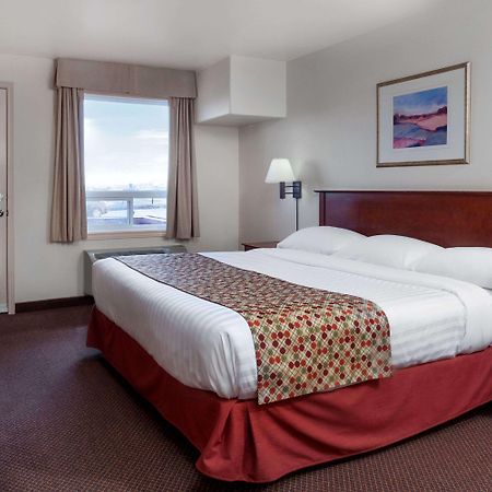 Super 8 By Wyndham Caraquet Hotel Exterior photo