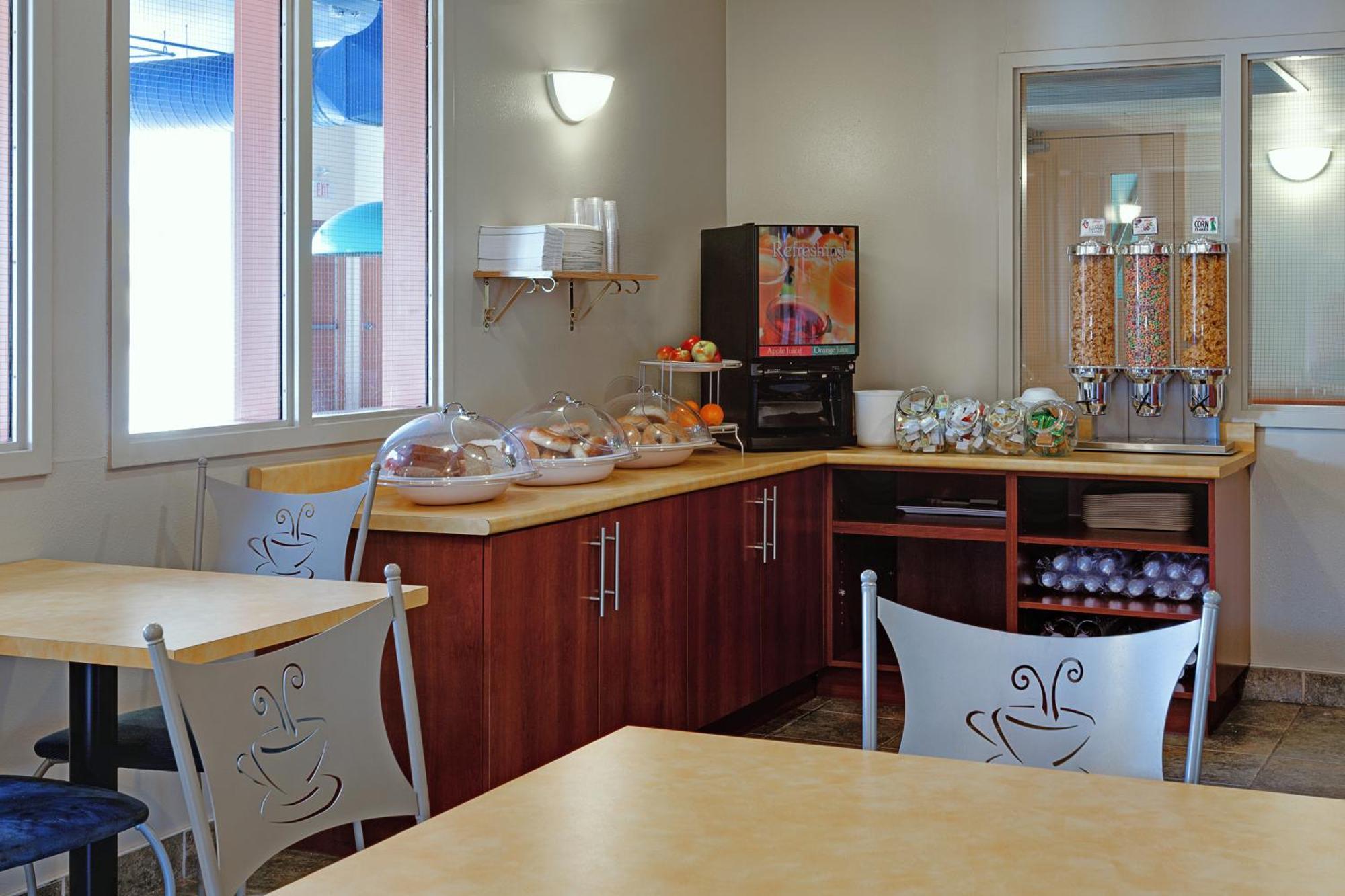 Super 8 By Wyndham Caraquet Hotel Exterior photo